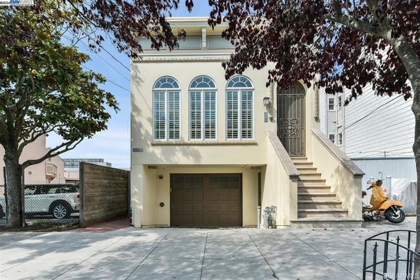 Attached, Exterior, Facade, Mediterranean
