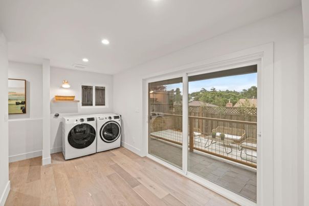 Interior, Recessed Lighting, Washer, Wood Texture Flooring