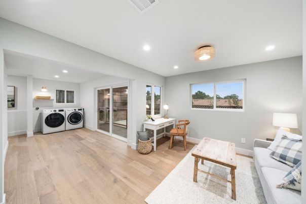 Interior, Recessed Lighting, Washer, Wood Texture Flooring