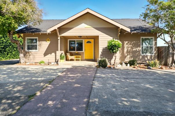 Exterior, Facade, Ranch