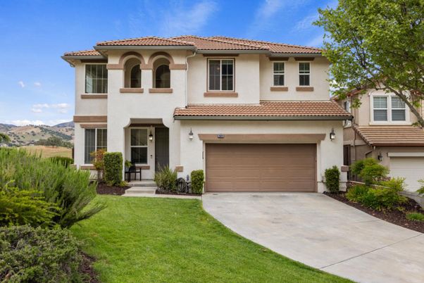 Attached, Exterior, Facade, Mediterranean