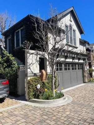 Attached, Exterior, Facade, Mediterranean