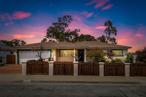 Attached, Exterior, Facade, Ranch