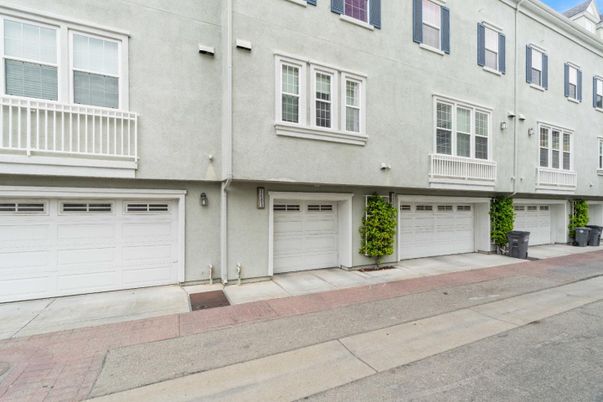 Attached, Exterior, Facade, Rowhouse