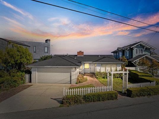 Attached, Exterior, Facade, American Craftsman