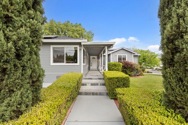 Backyard, Exterior, Facade, Ranch
