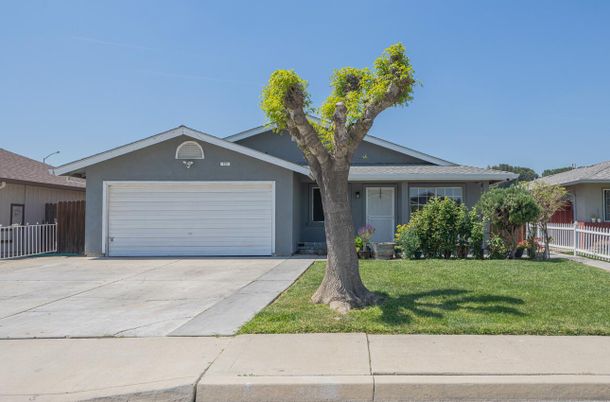 Attached, Exterior, Facade, Ranch