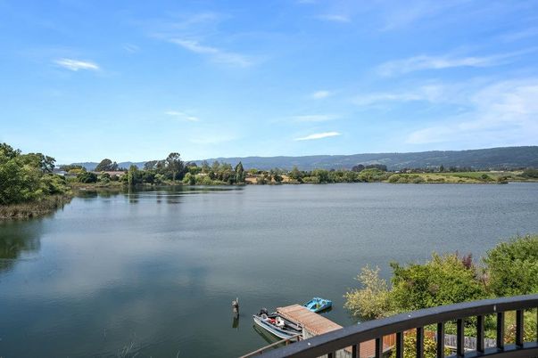Exterior, Lake