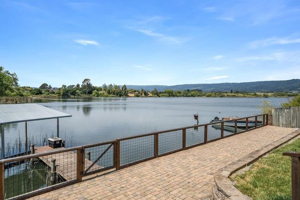 Exterior, Lake