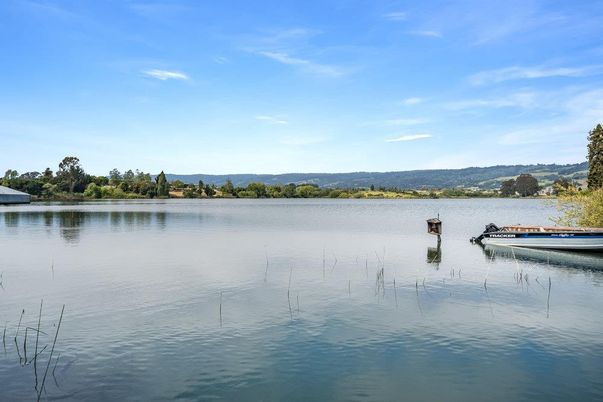 Exterior, Lake