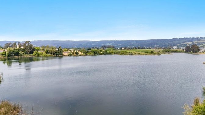 Exterior, Lake