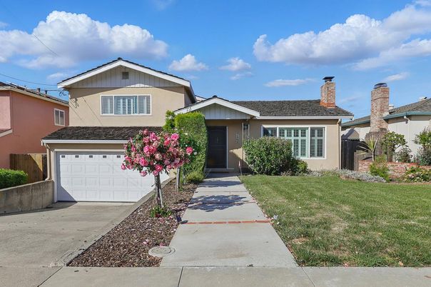 Attached, Exterior, Facade, Ranch