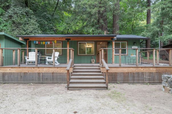 Exterior, Facade, Log Home