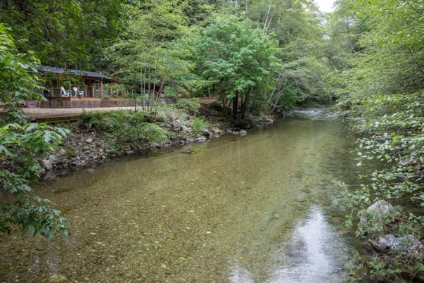 Exterior, Lake