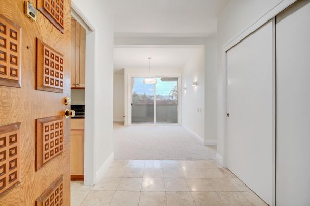 Empty room, Interior, Pendant Lights