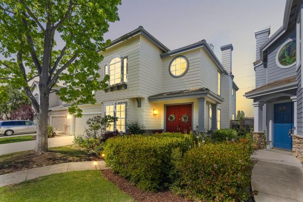 Attached, Exterior, Facade, Queen Anne Victorian