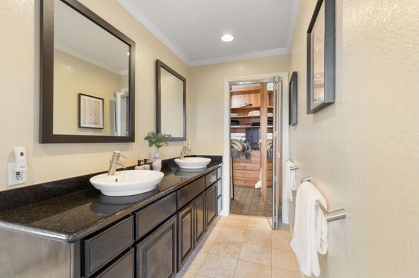 Bathroom, Dual Sink Vanities, Interior, Recessed Lighting