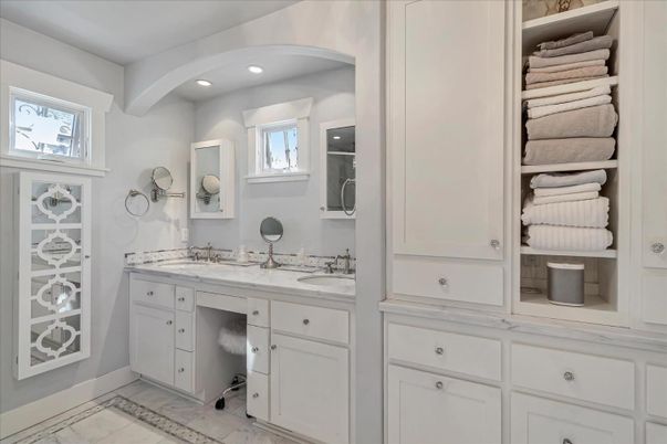 Bathroom, Dual Sink Vanities, Interior, Recessed Lighting