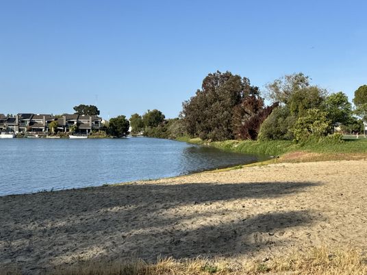 Exterior, Lake