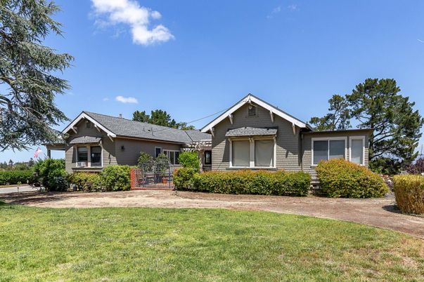 Backyard, Exterior, Facade, Ranch