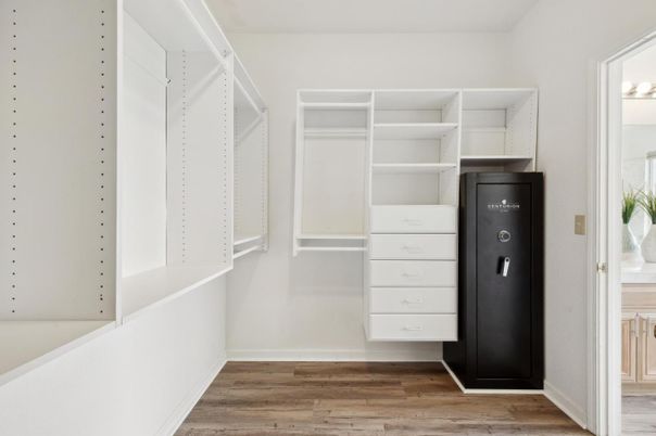 Interior, Walk-in Closets, Wood Texture Flooring