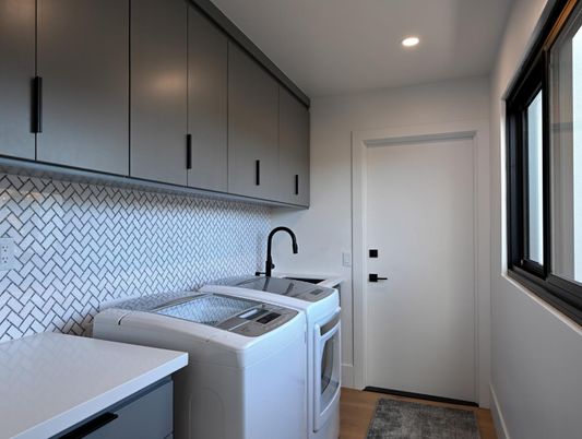 Interior, Recessed Lighting, Washer, Wood Texture Flooring