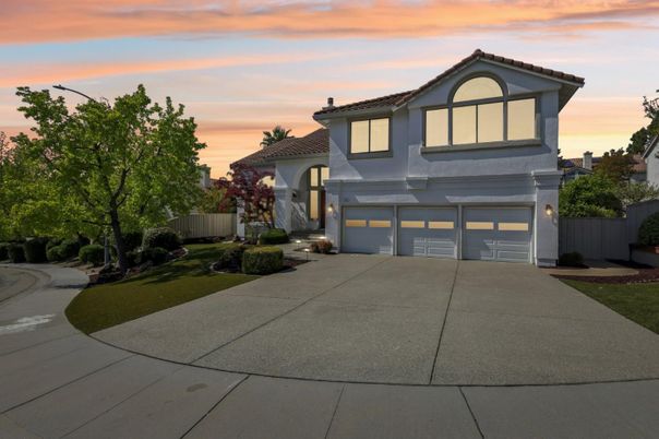 Attached, Exterior, Facade, Mediterranean
