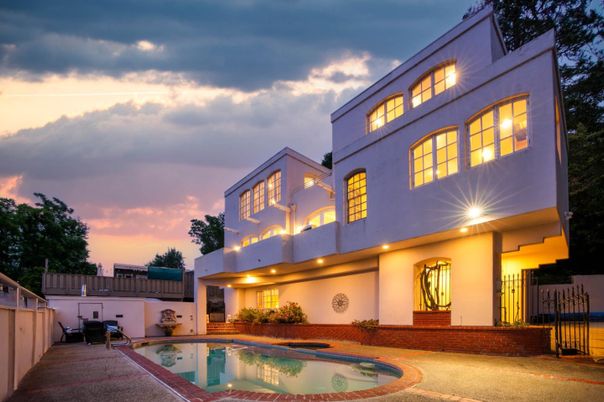 Exterior, Facade, Pool, Modern