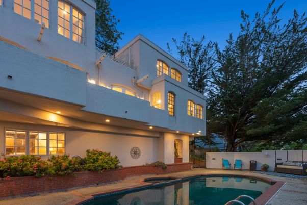 Exterior, Facade, Pool, Modern