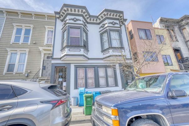Exterior, Facade, Rowhouse