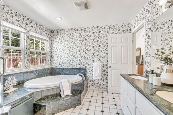 Bathroom, Dual Sink Vanities, Interior, Recessed Lighting
