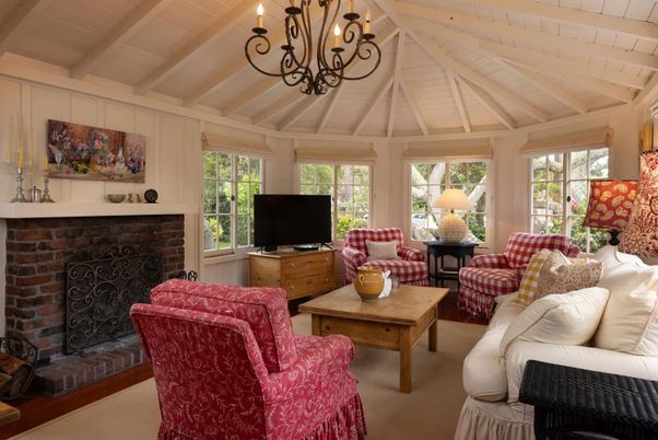 Chandelier, Fireplace, Interior, Living room