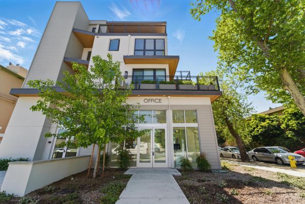 Exterior, Facade, Modern