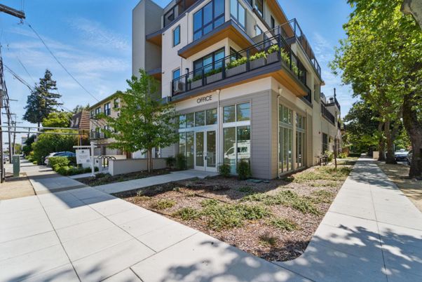 Exterior, Facade, Modern