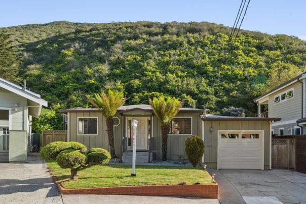 Attached, Exterior, Facade, Ranch