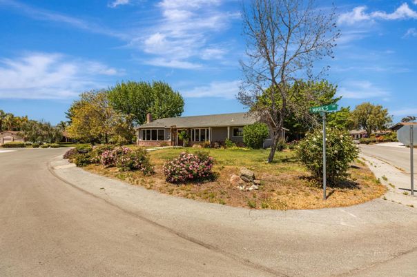 Exterior, Facade, Ranch