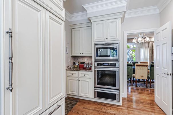 Chandelier, Dining room, Interior, Kitchen, Stainless Steel Appliances, Wood Texture Flooring