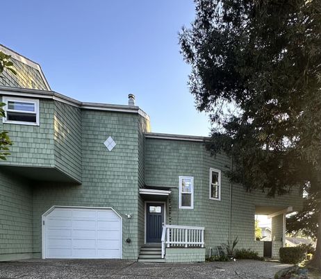 Attached, Exterior, Facade, Rowhouse