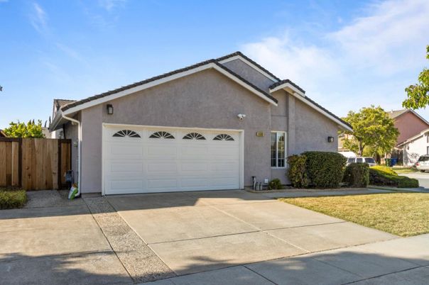 Attached, Exterior, Facade, Mediterranean