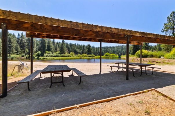 Exterior, Lake