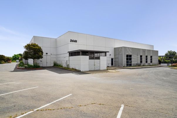 Attached, Exterior, Facade, Modern