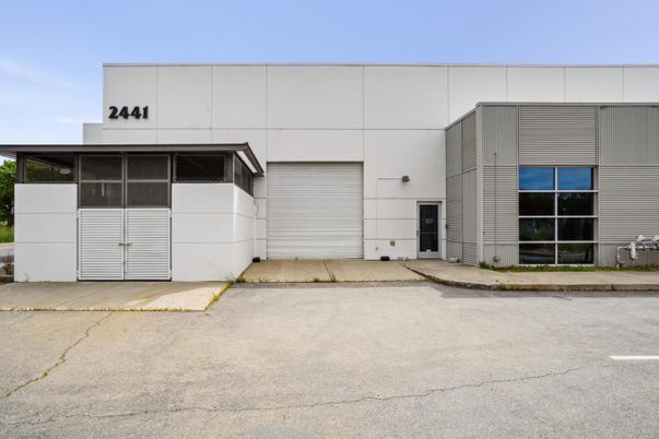 Exterior, Facade, Modern