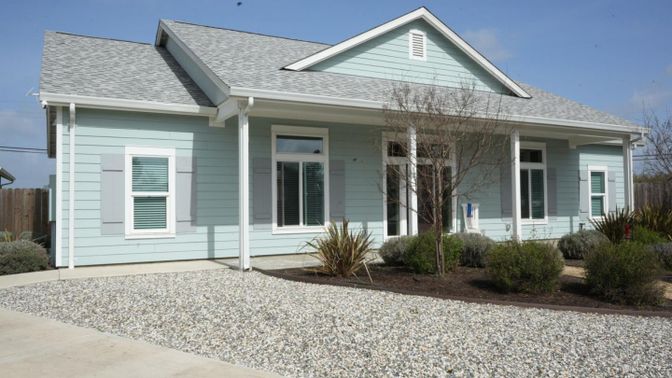 Exterior, Facade, Ranch