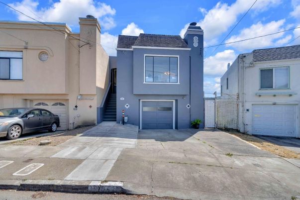 Attached, Exterior, Facade, Rowhouse