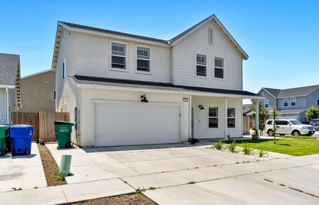 Attached, Exterior, Facade, Farmhouse