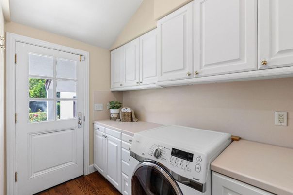 Interior, Washer, Wood Texture Flooring