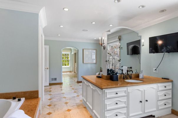 Bathroom, Dual Sink Vanities, Interior, Recessed Lighting