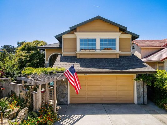Attached, Exterior, Facade, American Craftsman