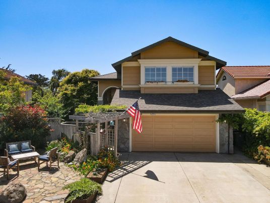 Attached, Exterior, Facade, American Craftsman