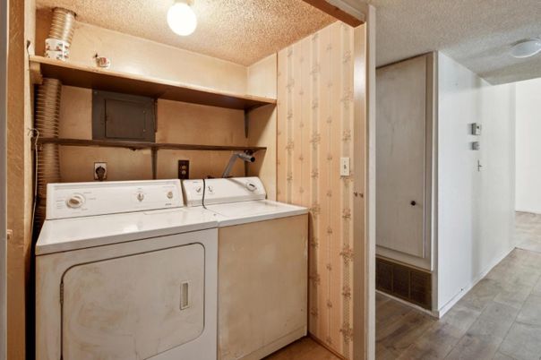 Interior, Utility Closets, Washer, Wood Texture Flooring